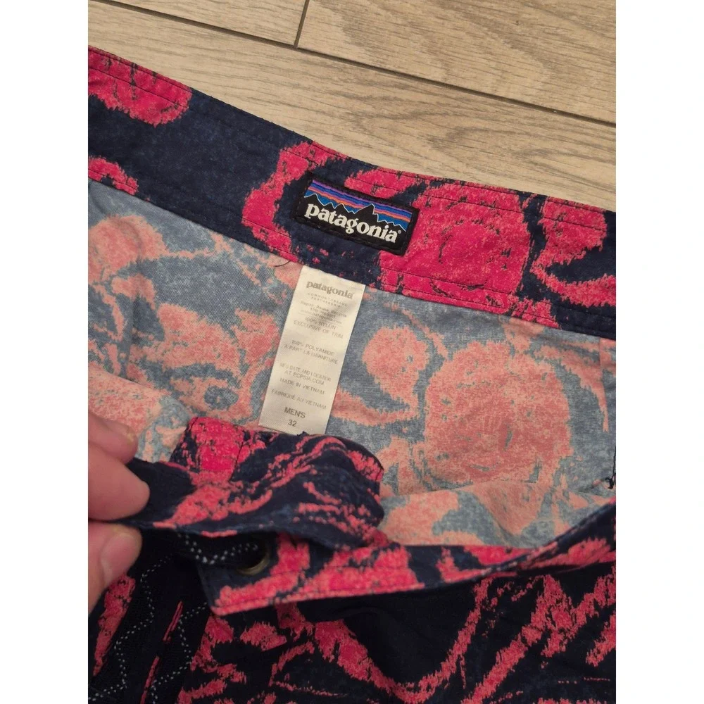 Patagonia Mens 32 Board Shorts Navy Pink Floral Print Swim Trunks Zipper Pocket